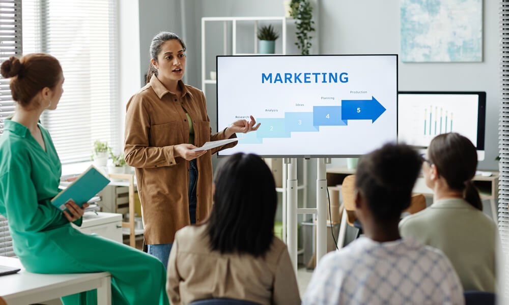 The #1 Mistake Growing Businesses Make Without a CRM 1 CRM for growing businesses, business growth CRM, customer relationship management, CRM benefits, DataDrivenHQ